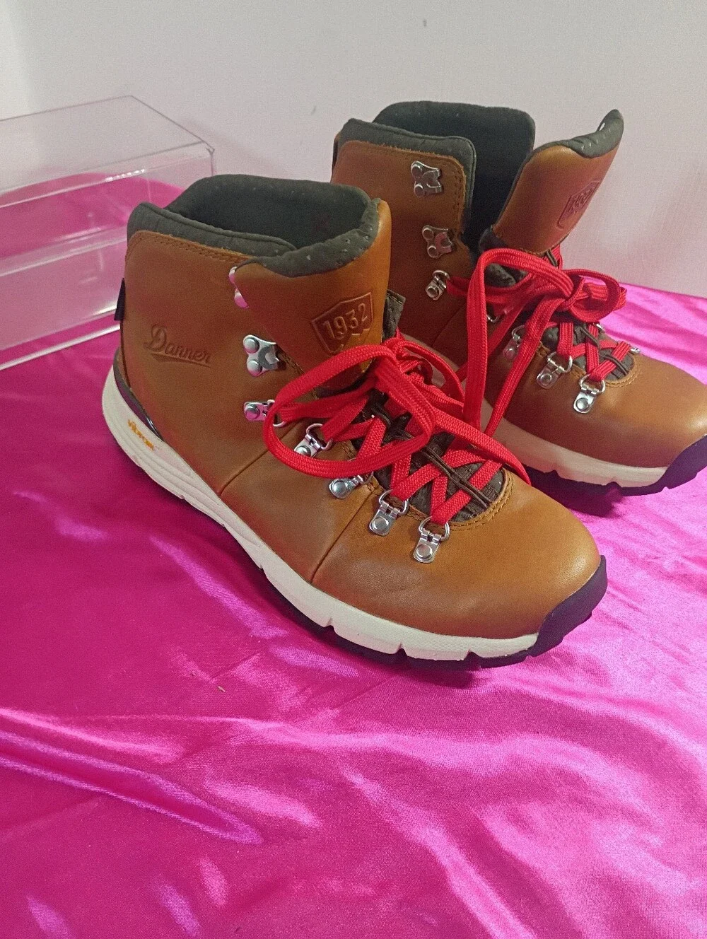 Danner Mountain 600 Women’s Size 8 Brown Leather Waterproof Hiking Boots Vibram.